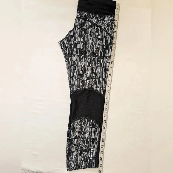 Nike women's graphic DRI-FIT tight running Capri leggings, size XS , black/white - Picture 9 of 10